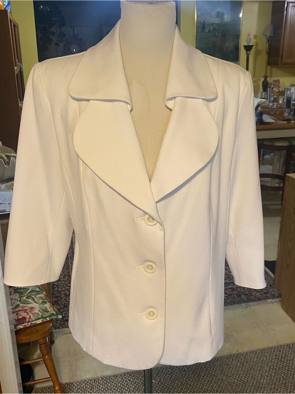 INVESTMENTS Cream Three-Button Lined Women's Blazer